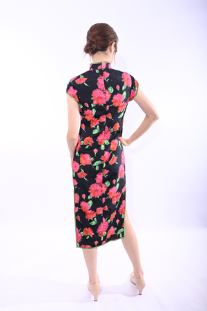 Line & Curve黑底大紅花小短袖中長旗袍91797A-7731